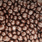 Kávová zrna v hořké čokoládě